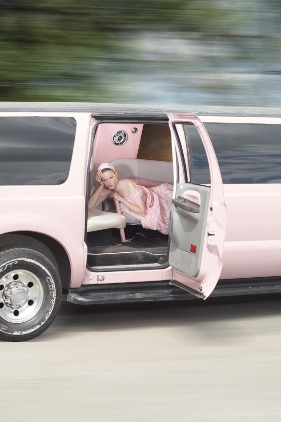 Пара и гости на свадьбе. Как уделить