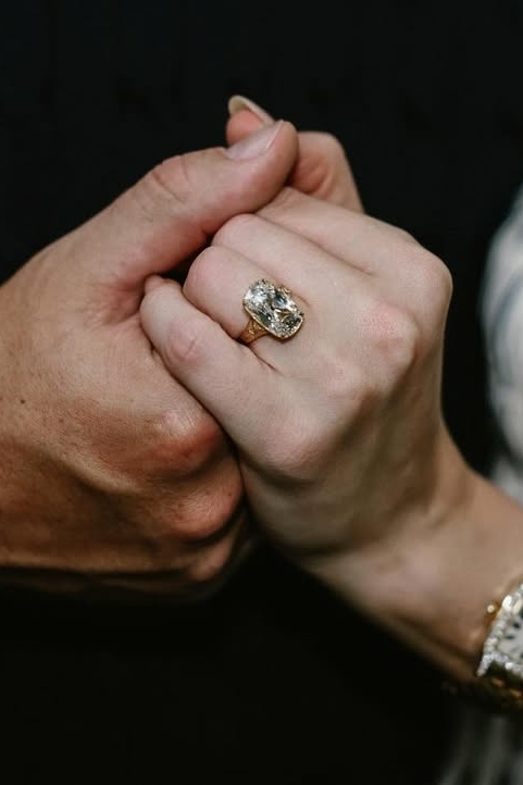 Помолвочное кольцо Тейлор Свифт: дизайн, стоимость и тренд на винтаж