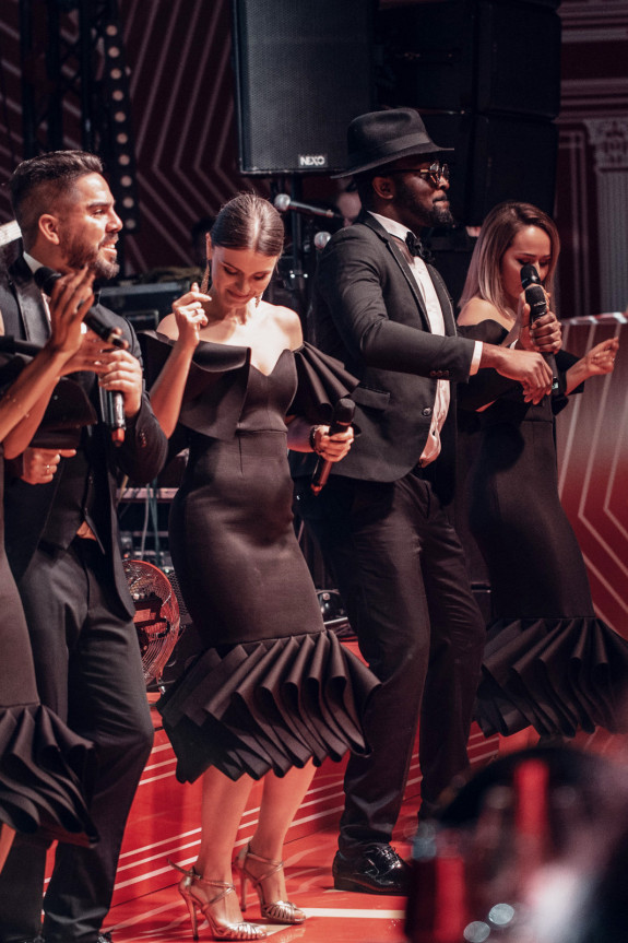 Не только на сцене: в каких форматах