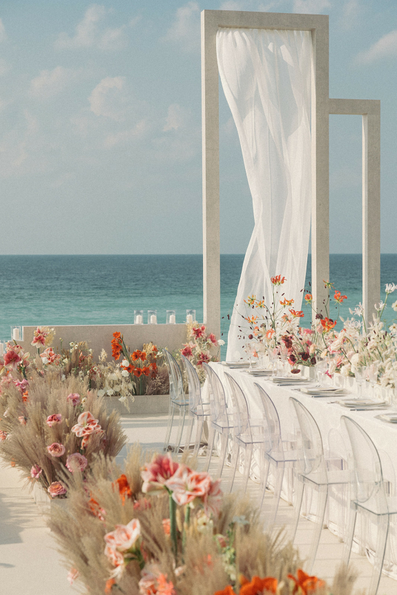 Свадьба в Дубае на берегу Персидского залива 2023 | Рассказываем о стильной свадьбе от агентства Royal Wedding: церемония от певца Мачете, невеста в платье Ульяны Сергеенко и фейерверк над морем