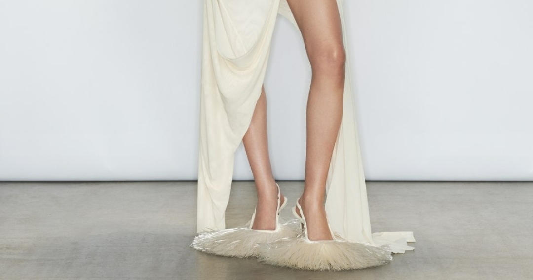 Нашли меховые туфли, сапоги и босоножки —