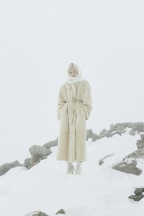 Как стильно завязать пуховый платок зимой-2026