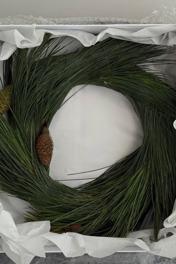 Новогодние венки из елок, шишек, мишуры и не только