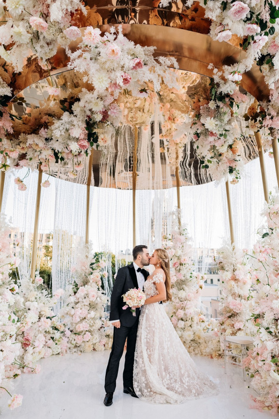 Свадебная церемония на воде в окружении цветов