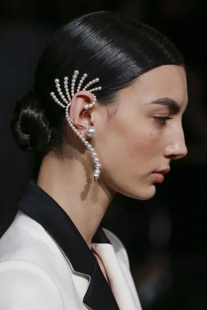 Самые модные колье с большими камнями на