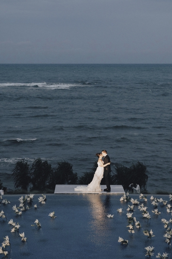 Свадьба на Бали: организация церемонии у бассейна, балийские традиции и история любви