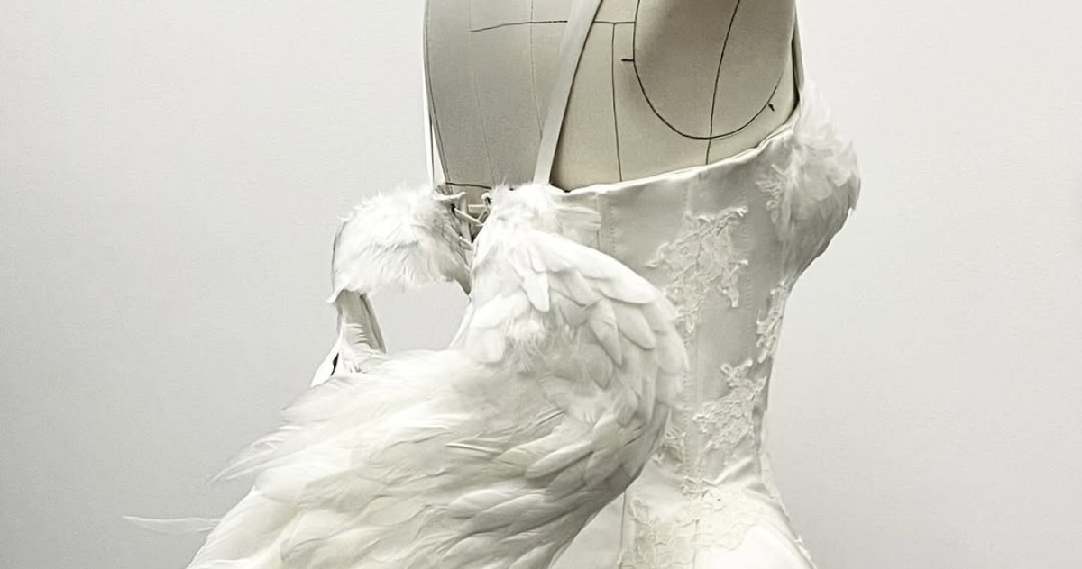 Где купить свадебное платье с перьями или