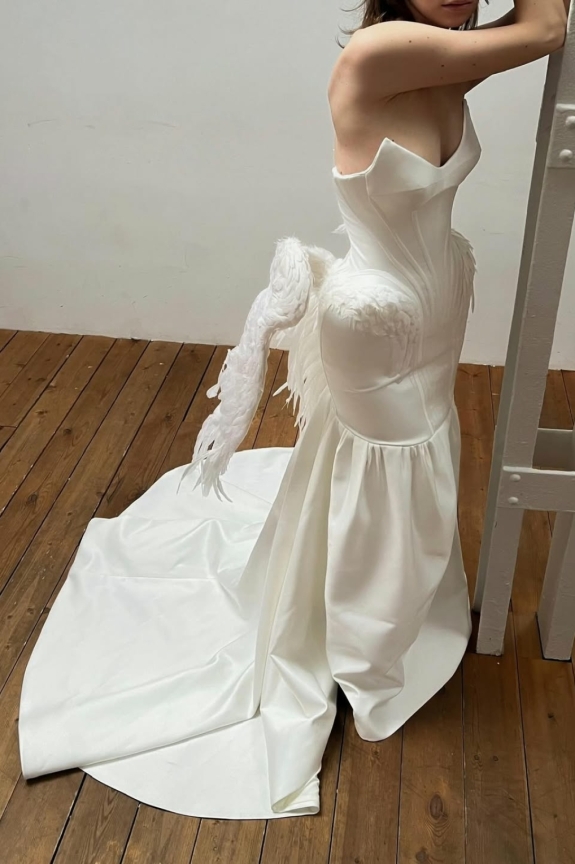 Свадебное платье с перьями — тренд-2026