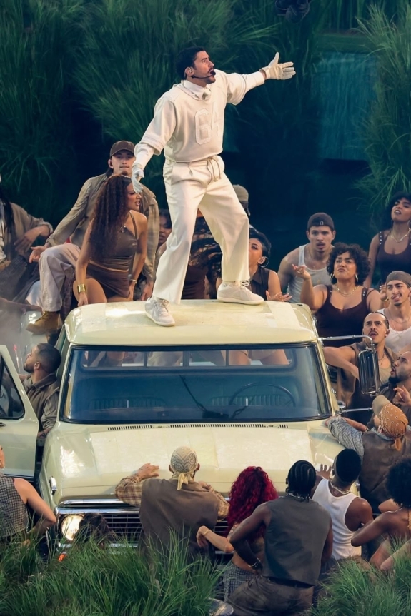 Bad Bunny поженил пару в прямом эфире «Супербоула» — 2026