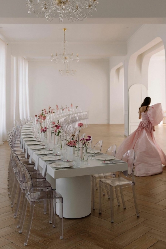 Стильная свадьба с розовым платьем невесты и банкетом в эстетике Jacquemus | Свадьба в House Wedding Aesthetics