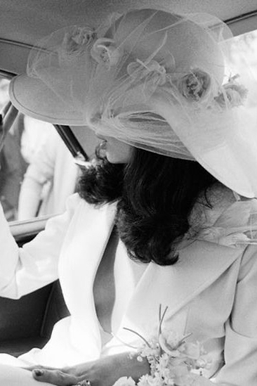 Невеста была в прозрачном: 10 самых эффектных