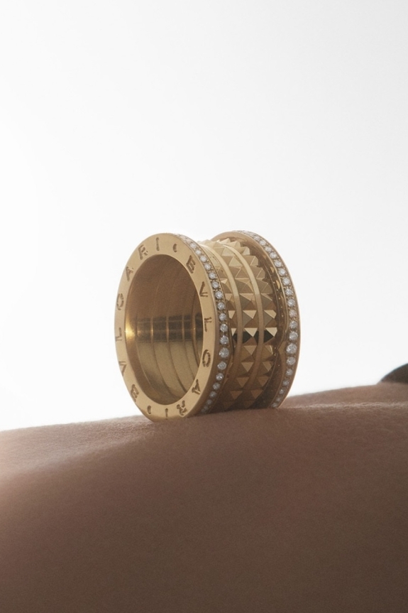 Новый тренд — помолвочные кольца с большими