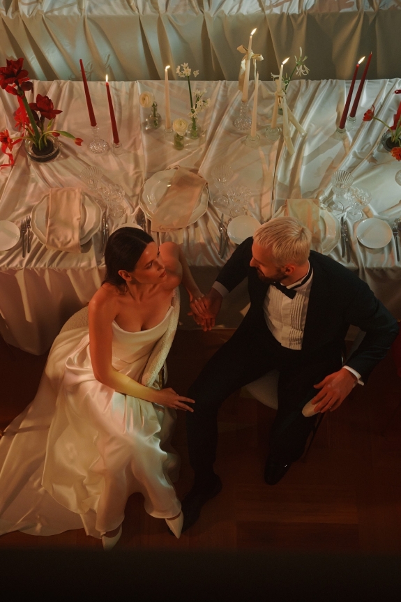 Стильная белоснежная свадьба в усадьбе Муравьевых-Апостолов | Интервью с невестой о выборе красивой даты для росписи, стилизации образов и самостоятельной разработке меню