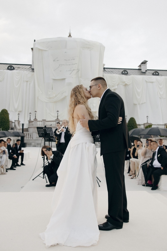 Интервью с невестой о подготовке к свадьбе за 3 недели, пошиве образов в духе Рианны и банкете для 90 гостей в бассейне