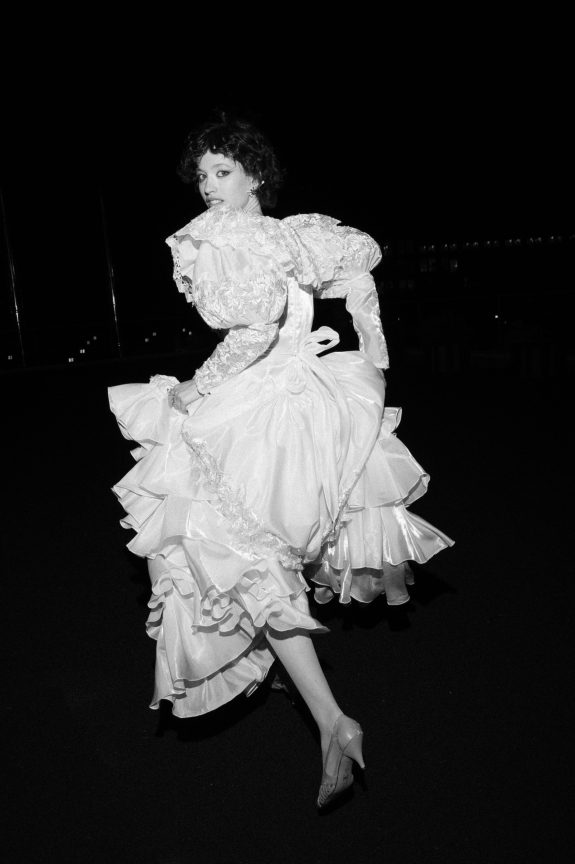 Интервью с невестой о свадьбе, вдохновленной 90-ми, и поиске винтажных образов из СССР на «Авито»