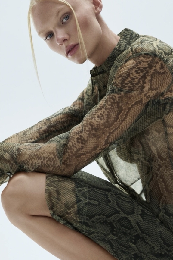 Змеиный принт — какие вещи покупать в 2025 году