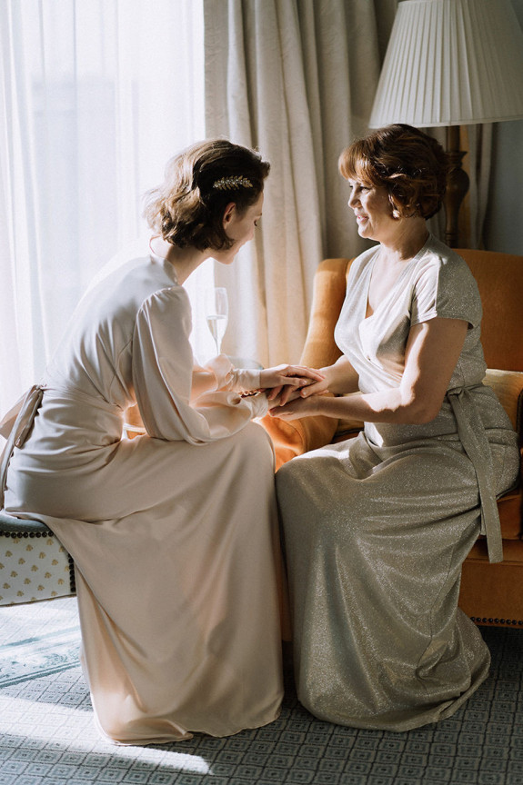 11 зимних нарядов для мамы невесты