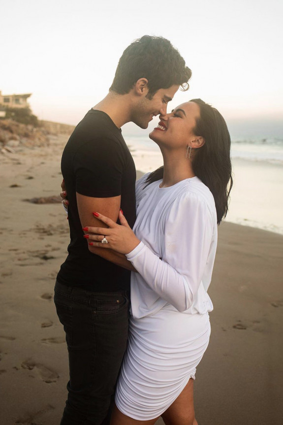 Помолвка Деми Ловато | Фото