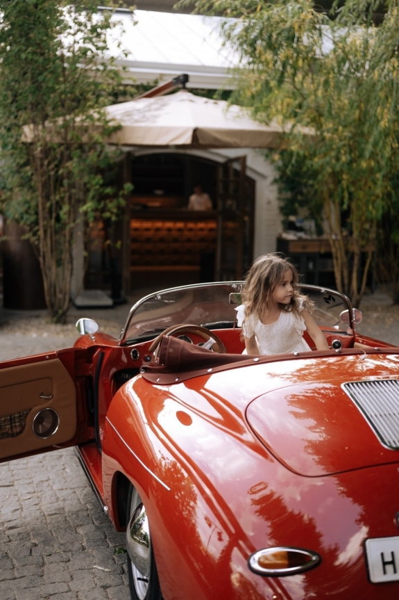 Стильная свадьба после 10 лет брака | Интервью с невестой о выборе образов, эстетике Средиземноморья и ироничной программе свадьбы