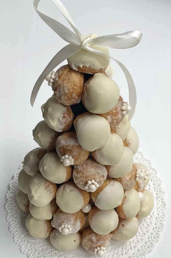 Стильные идеи для пирамиды шампанского