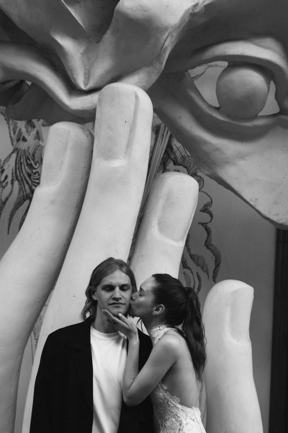 Реальная свадьба, вдохновленная сказками Льюиса Кэролла | Интервью с невестой о подготовке длиной в 3 года, разрисованном платье и необычных интерактивах для гостей