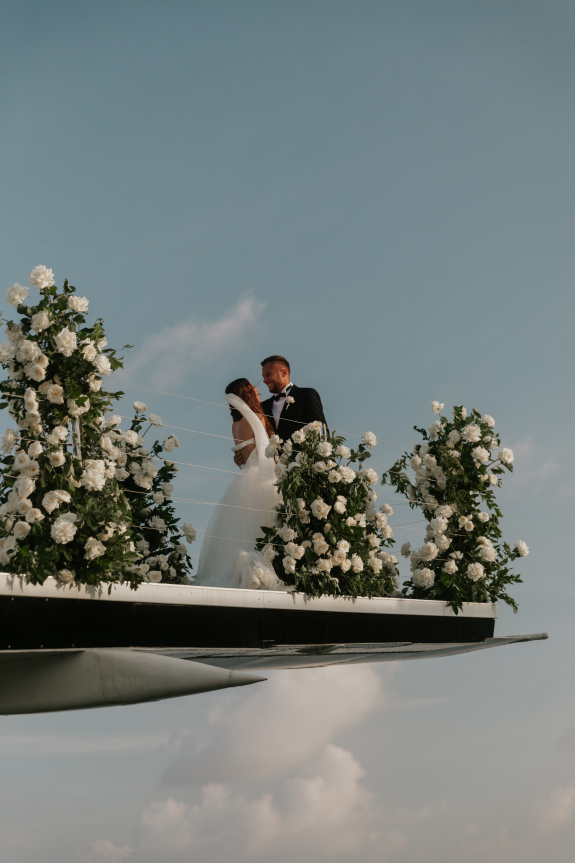 Свадьба нумеролога Кристины Егиазаровой на Бали с церемонией на крыле самолета и романтичным ужином у океана