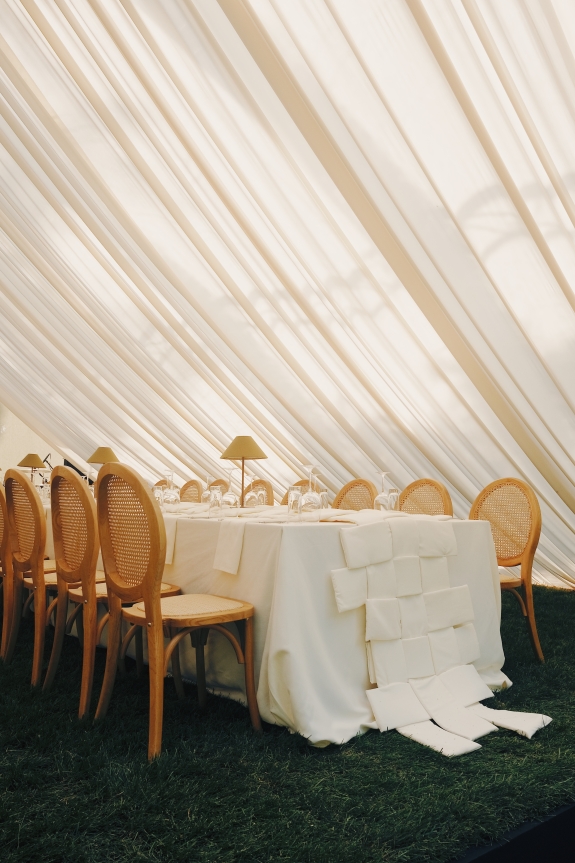 Интервью с невестой о минималистичной свадьбе на заднем дворе