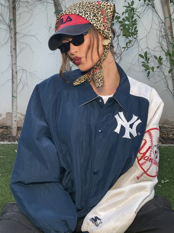 Платок поверх бейсболки — как носить новый модный тренд