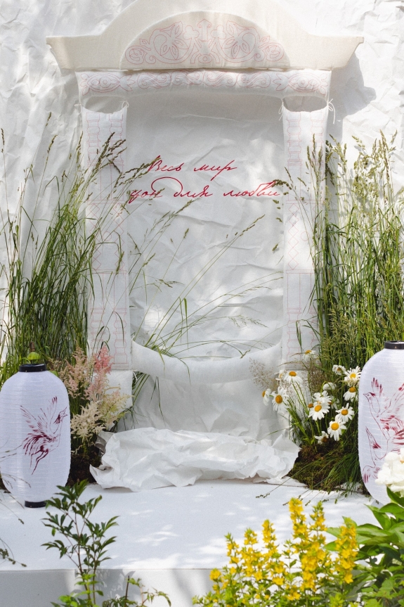 «Красная нить судьбы» как вдохновение для камерной свадьбы от агентства Феерик