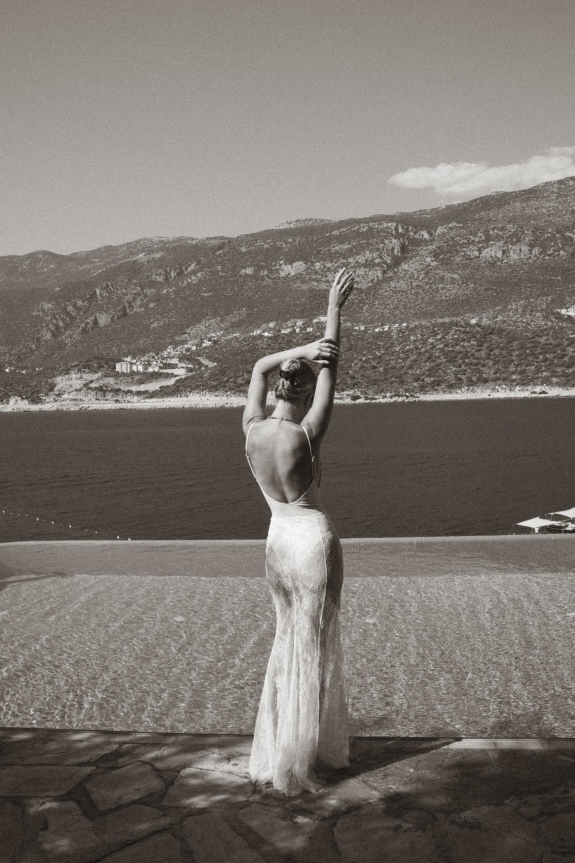 Интервью с невестой: о любви из ненависти, заказе свадебных образов из Китая и романтичной церемонии на морских скалах и