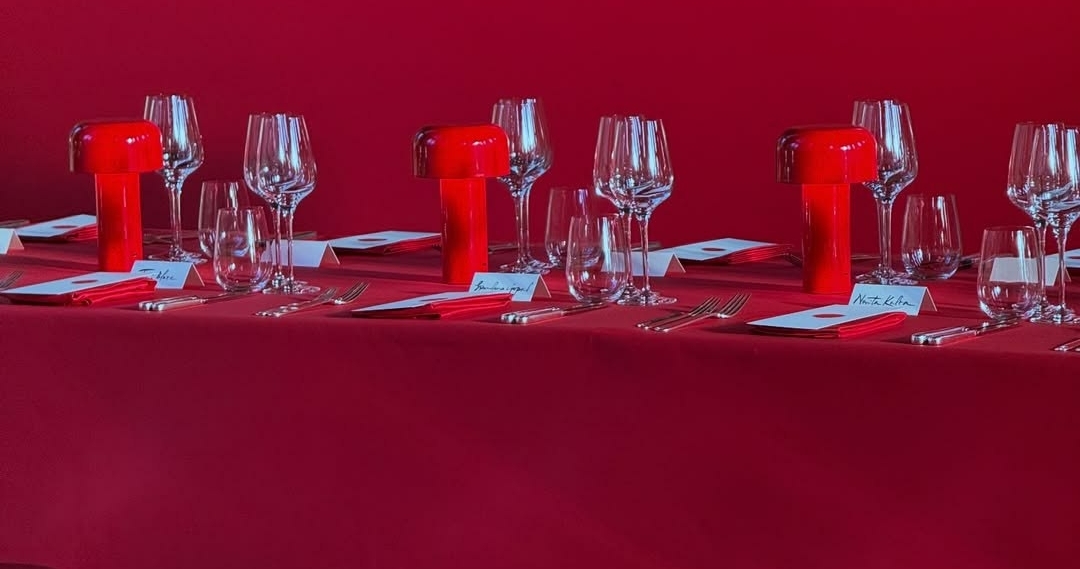 Total red ужин в готическом соборе от