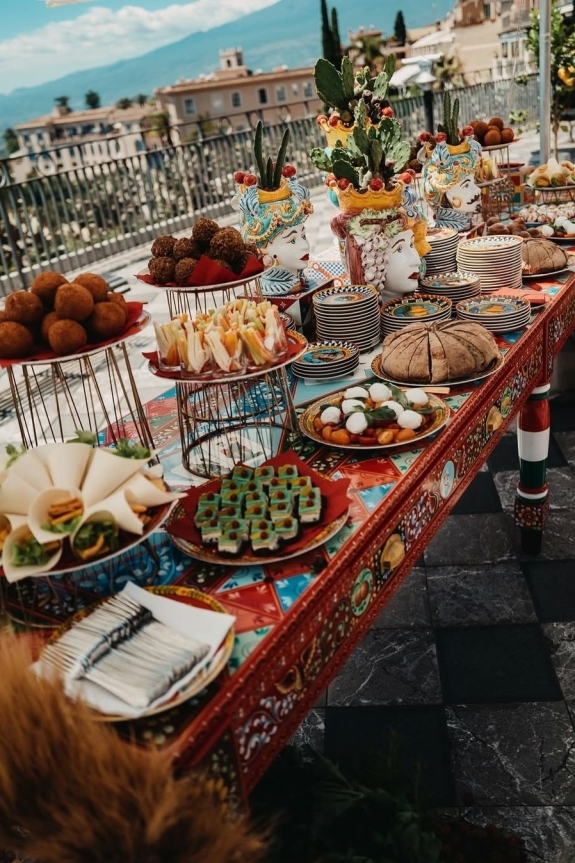 Как встретить лето? Подскажут Dolce&Gabbana и Mytheresa