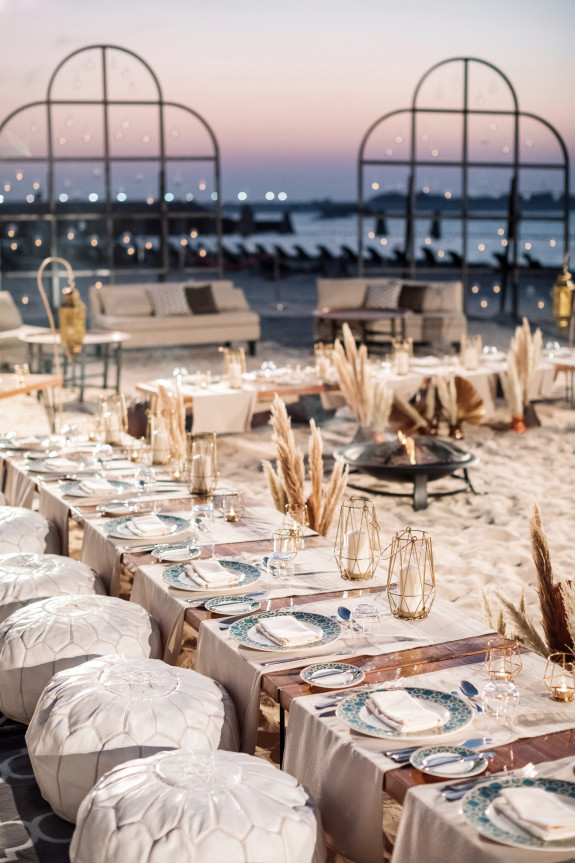 Свадебная церемония на воде в окружении цветов