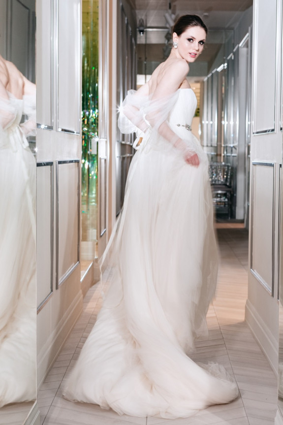 Черно-белая свадьба под сказочными деревьями