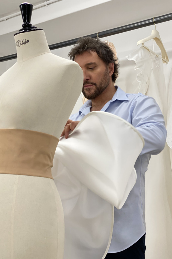 Платья с выразительными деталями для летней свадьбы