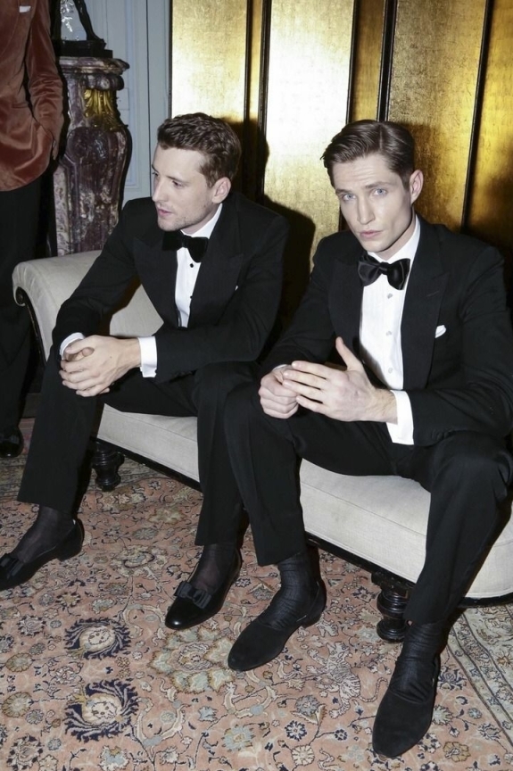 Где купить белую рубашку жениху?