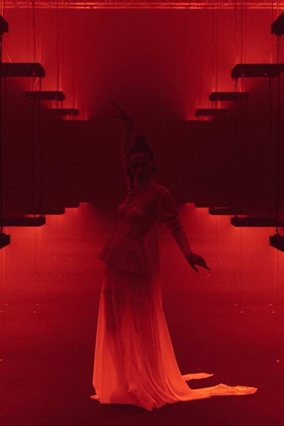 Иммерсивный свадебный ужин в атмосфере «заброшенного» особняка | Интервью с невестой о мистической концепции свадьбы, иммерсивном перфомансе во время первого танца и казусе с костюмом жениха