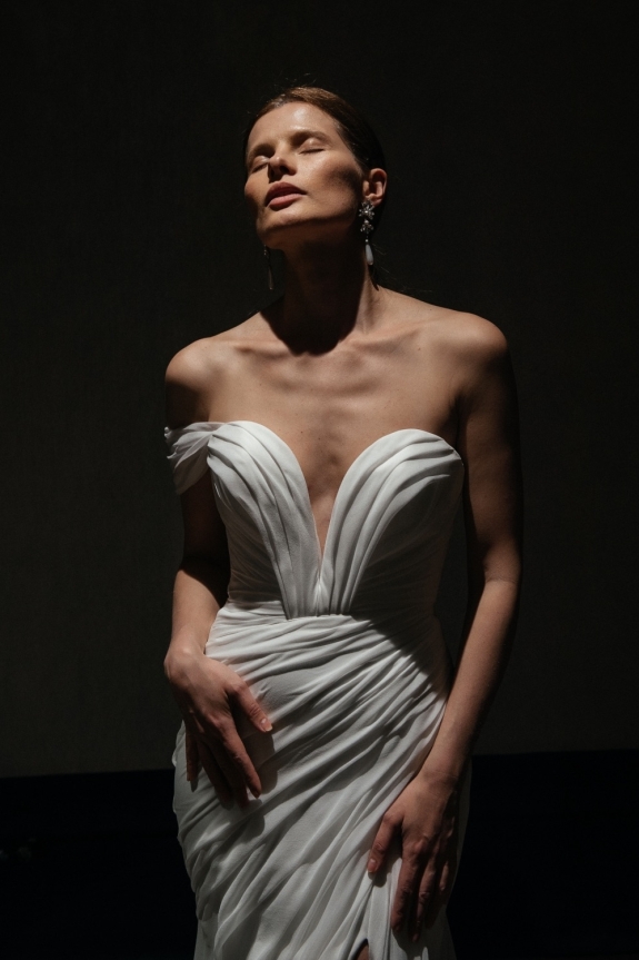 Свадебные платья | Платье невесты | Купить свадебное платье | Свадебные платья Москва | Салон свадебных платьев | Свадебные платья 2024 | Дизайнерские свадебные платья | Минимализм | Минималистичные платья