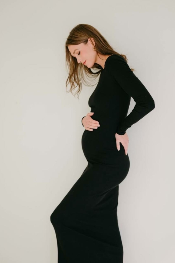 Модель Карли Клосс станет мамой в третий раз