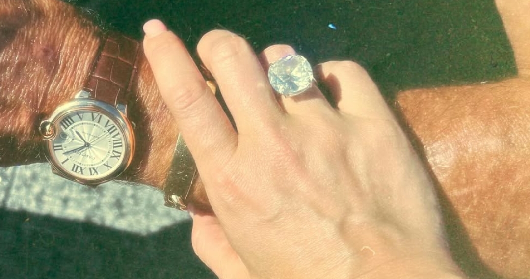 Лана Дель Рей похвасталась кольцом с роскошным