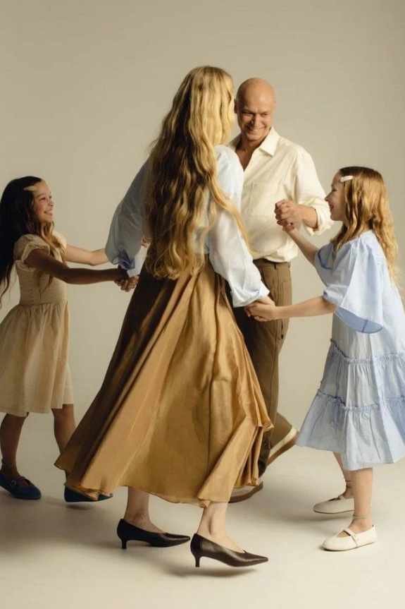 Юра Борисов и Анна Шевчук с дочерьми — новые фотографии