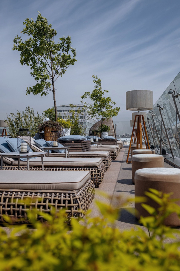 Терраса на крыше в отеле The Ritz Carlton | Летняя терраса в Москве