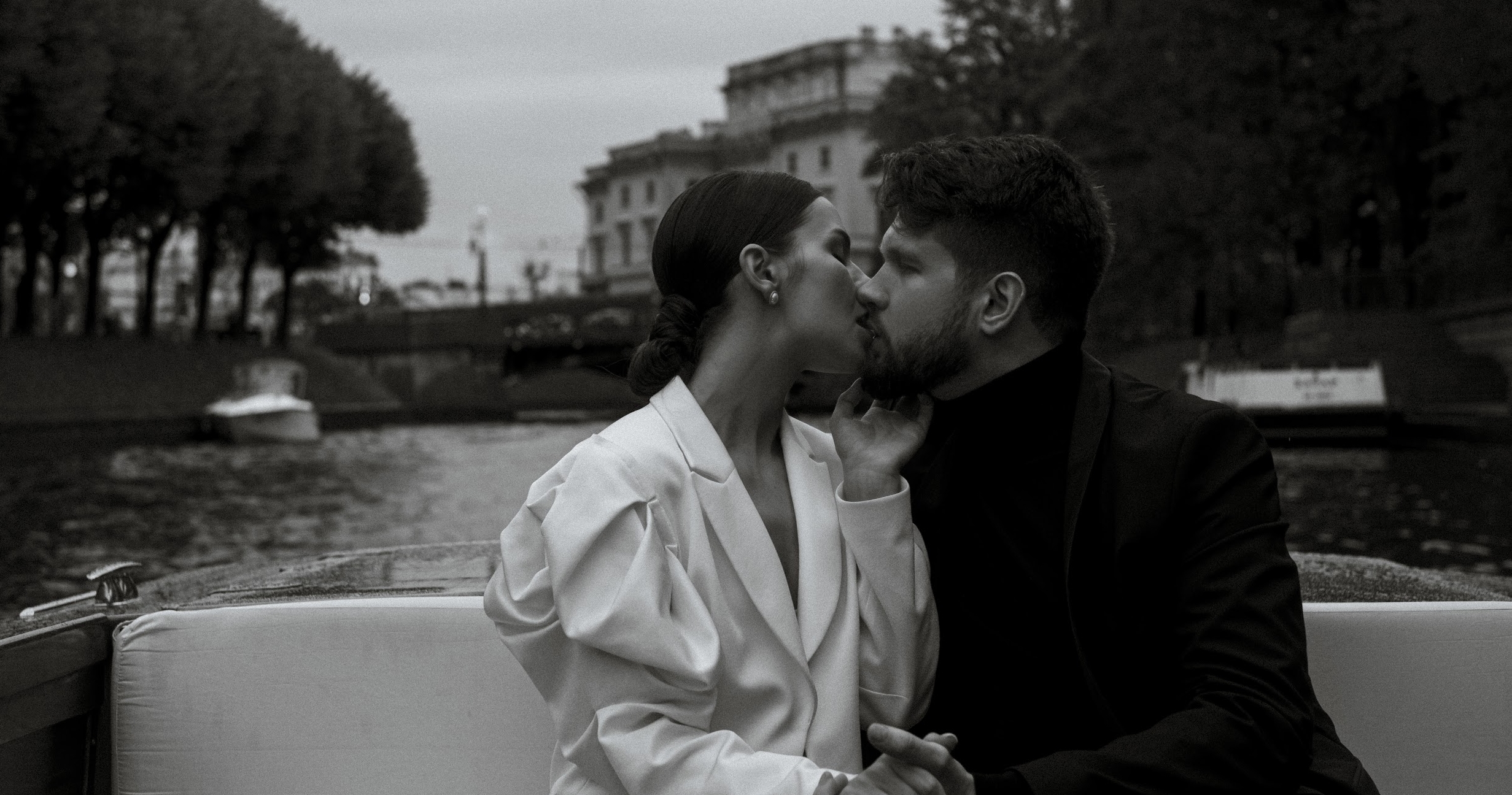 Эстетичная свадебная фотосессия в дождливом Санкт-Петербурге