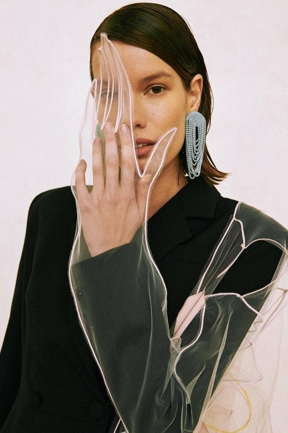 Дерзкий образ невесты: черное платье, яркий макияж