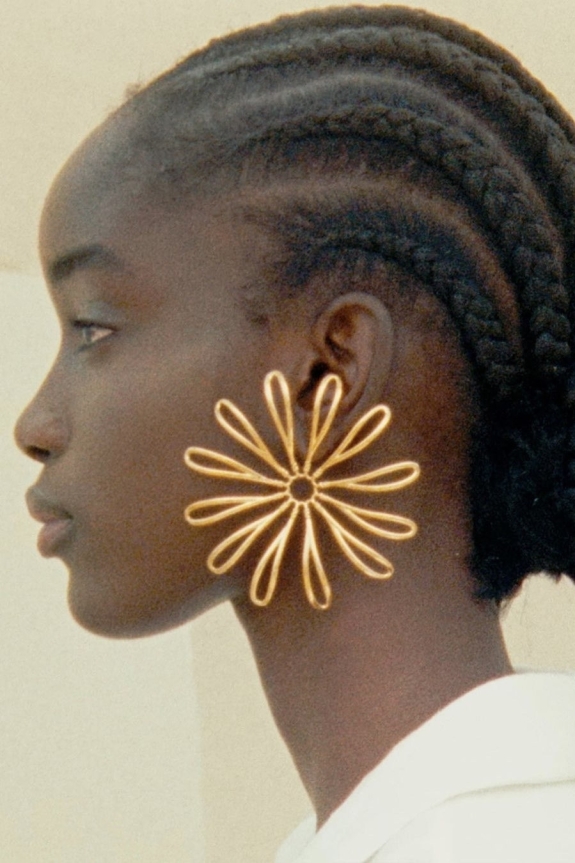 Большие серьги — самый стильный аксессуар для лаконичного