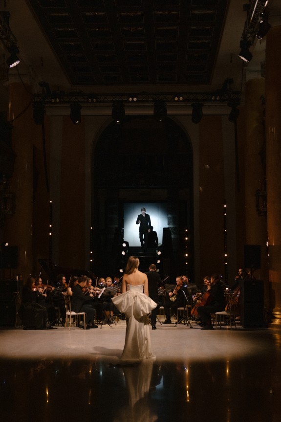 Элегантная свадьба в формате бала, как в сериале Нетфликс «Бриджертоны»