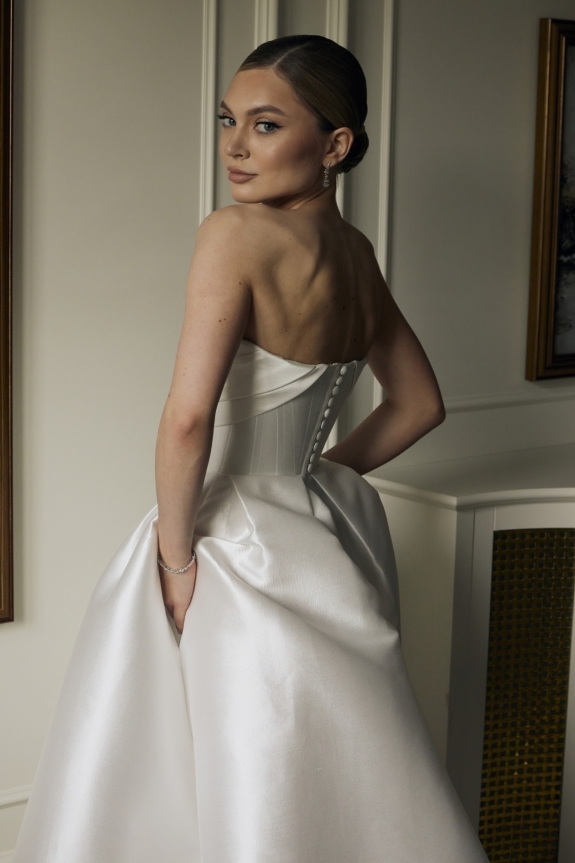 Свадьба в стиле современной классики на подмосковной площадке Hide | Интервью с невестой о любви со школы, заказе свадебного платья со страниц журнала Vogue и декоре, вдохновленном «Сумерками»