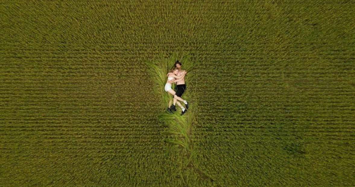 Фотографы одобряют: 7 естественных поз для свадебной