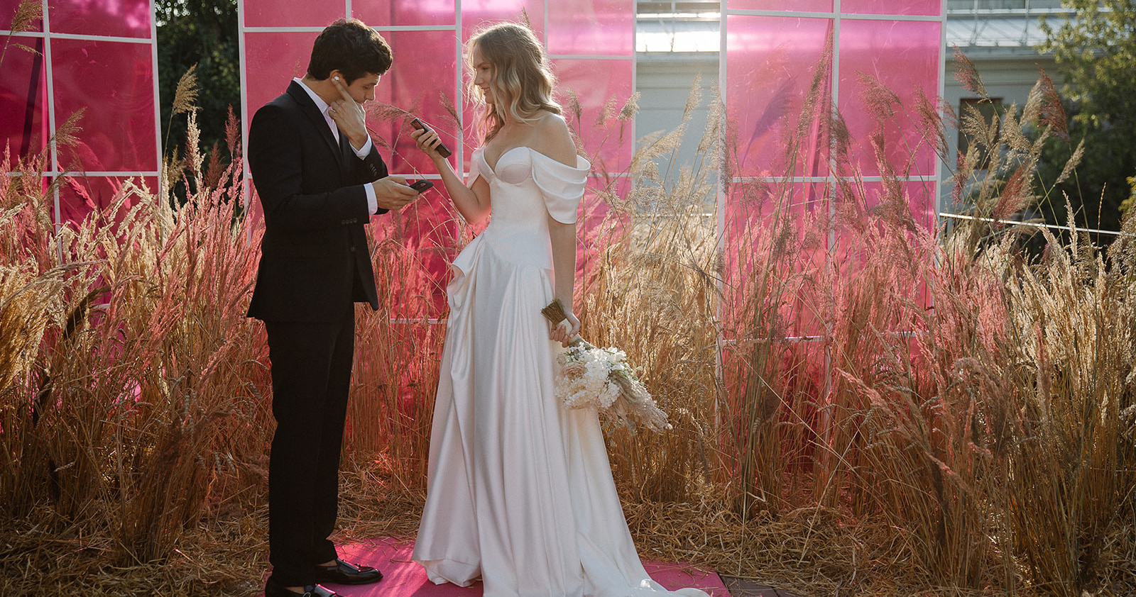 Минималистичная свадьба в ярко-розовом цвете