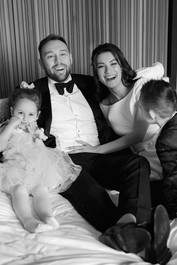 Цветы и снег на свадьбе в замке